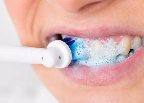 怎樣用電動牙刷刷牙？掌握“巴氏刷牙法”，清潔效果更佳！