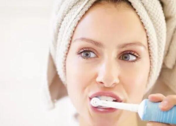 電動牙刷當(dāng)手動刷干凈嗎？怎么用？